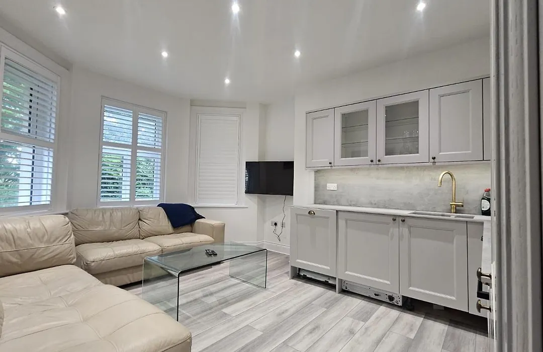A Lovely 2 Bedroom Flat Ideal For All Occasions-1