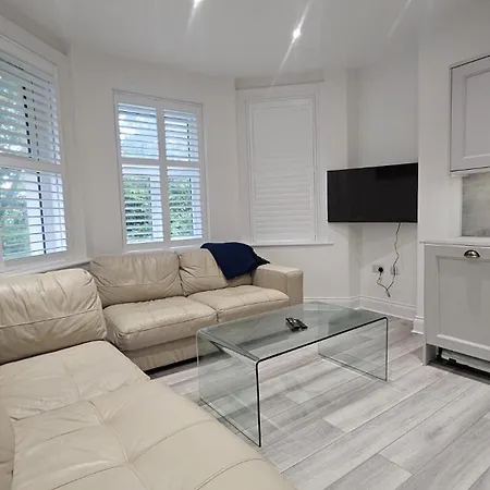 A Lovely 2 Bedroom Flat Ideal For All Occasions-3