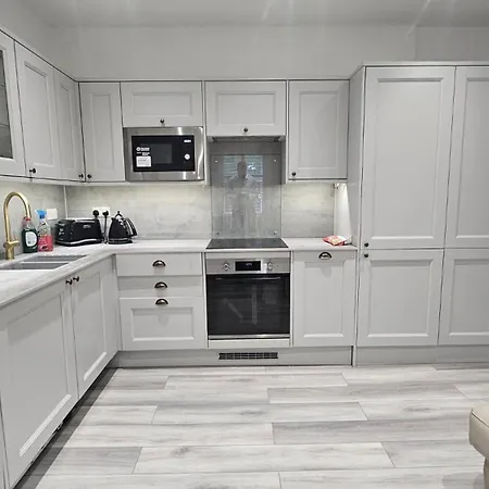 A Lovely 2 Bedroom Flat Ideal For All Occasions-2