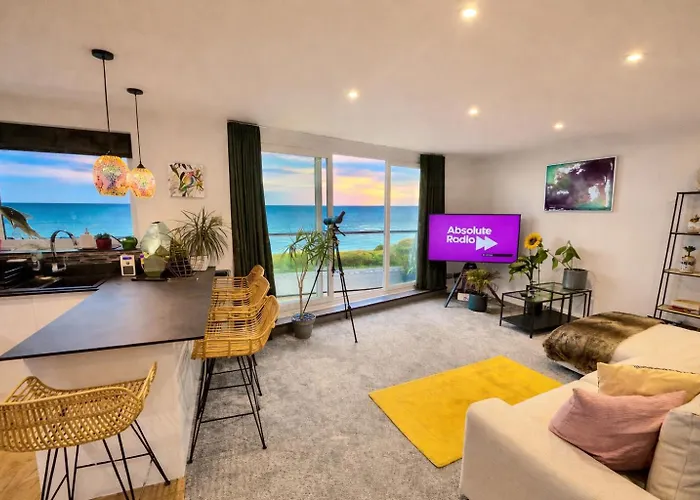 Stunning Sea View Two Double Bedroom - With Balcony - Opposite Beachfront Walk